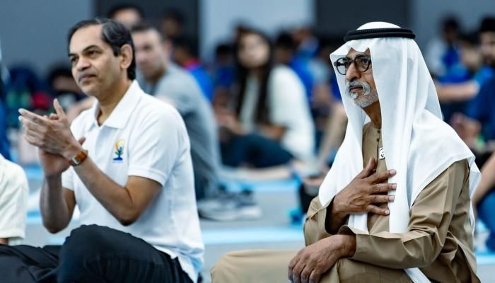 نهيان بن مبارك يشهد الاحتفال باليوم العالمي الحادي عشر لليوغا في أبوظبي