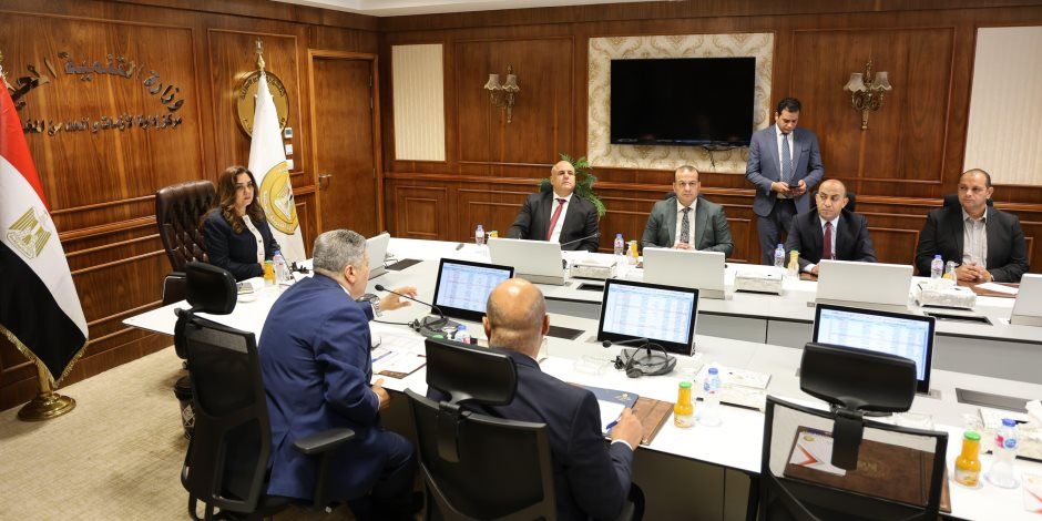 وزيرة التنمية المحلية تتابع مع سكرتيري عموم المحافظات مستجدات ملفات التصالح