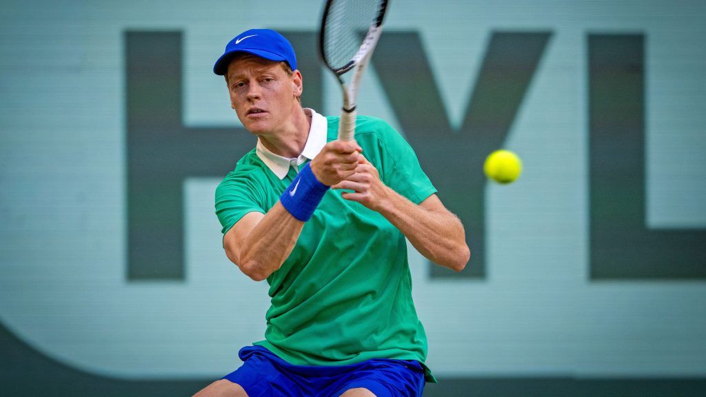 بحثا عن “فك النحس”.. سينر يتدرب في ويمبلدون