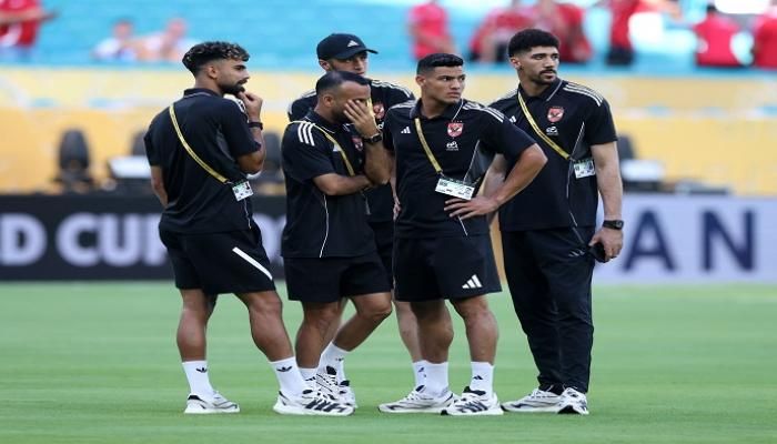 مصطفى شوبير يدافع عن لاعبي الأهلي بعد «جولة المول»