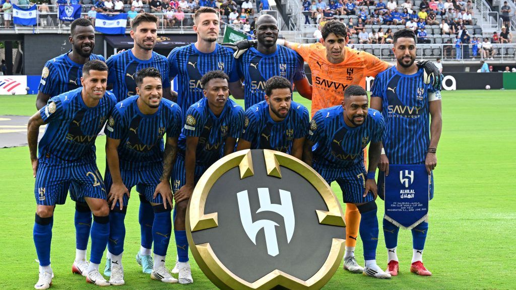 “الخلطة المكسيكية” ترسم طريق الكرة السعودية نحو العالمية