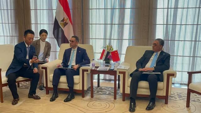 حسن الخطيب يستعرض مع الشركات الصينية فرص الاستثمار في مصر