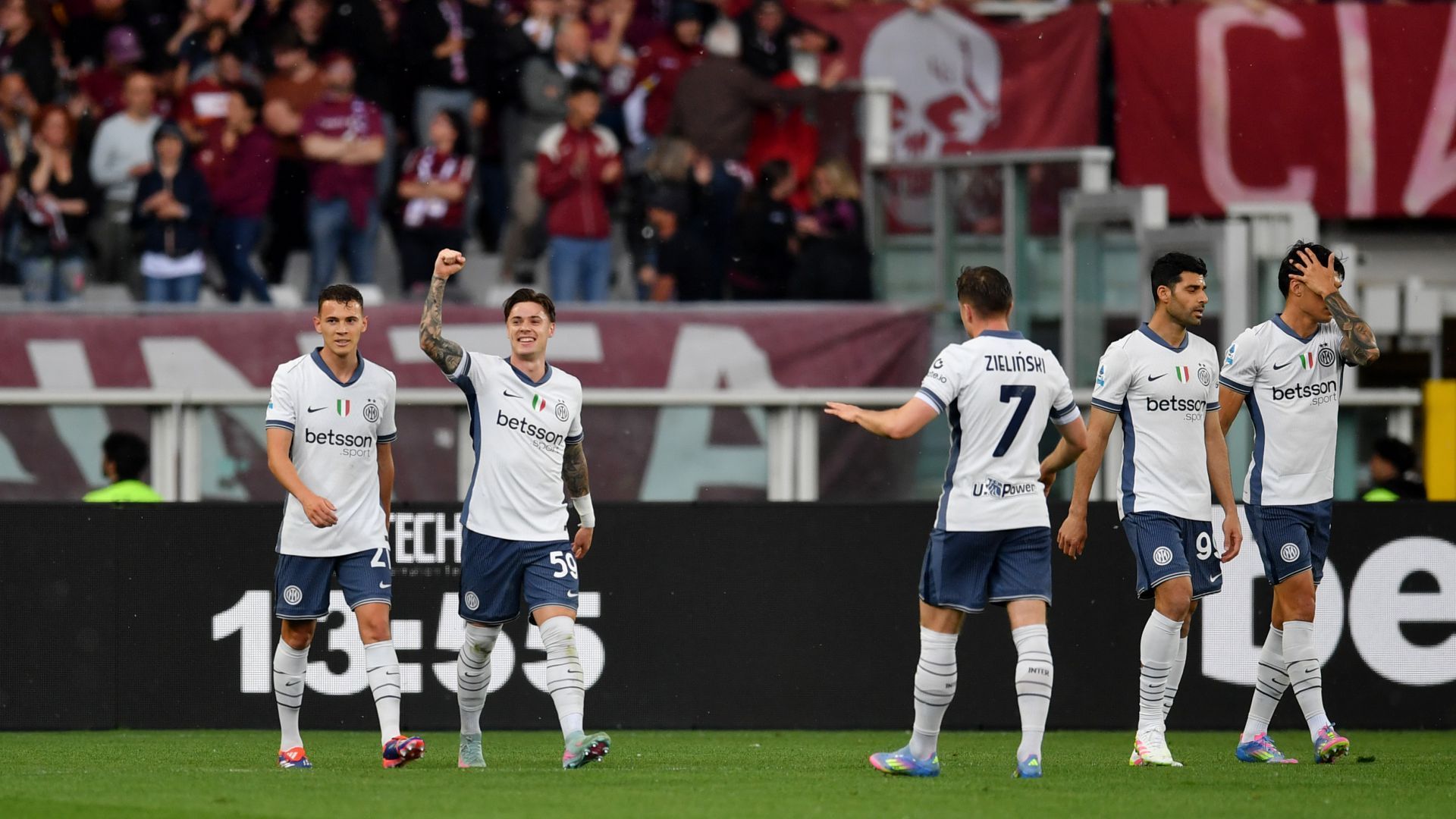 عاجل: رسميا.. إنتر ميلان يتمم شراء عقد زاليفسكي نهائيا