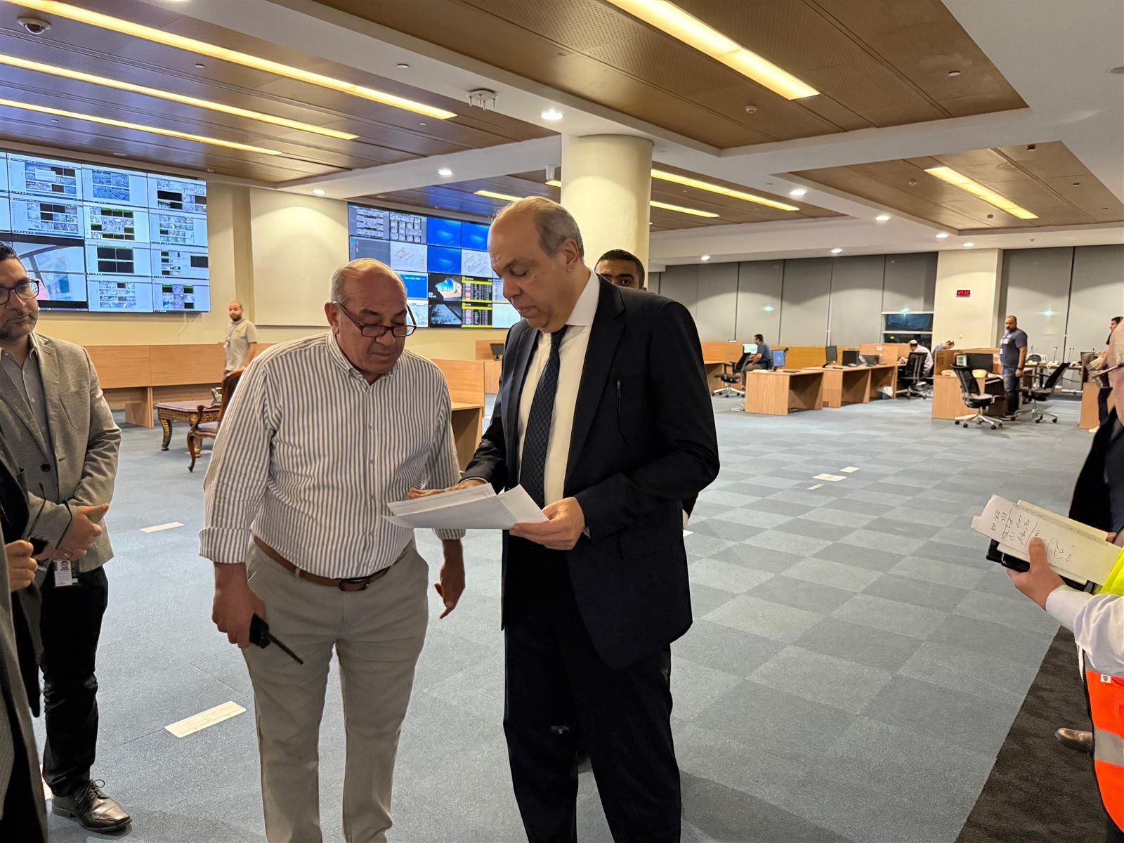 عاجل: وزير الطيران يتابع من داخل غرفة العمليات.. وعودة الرحلات الجوية مع دول الخليج