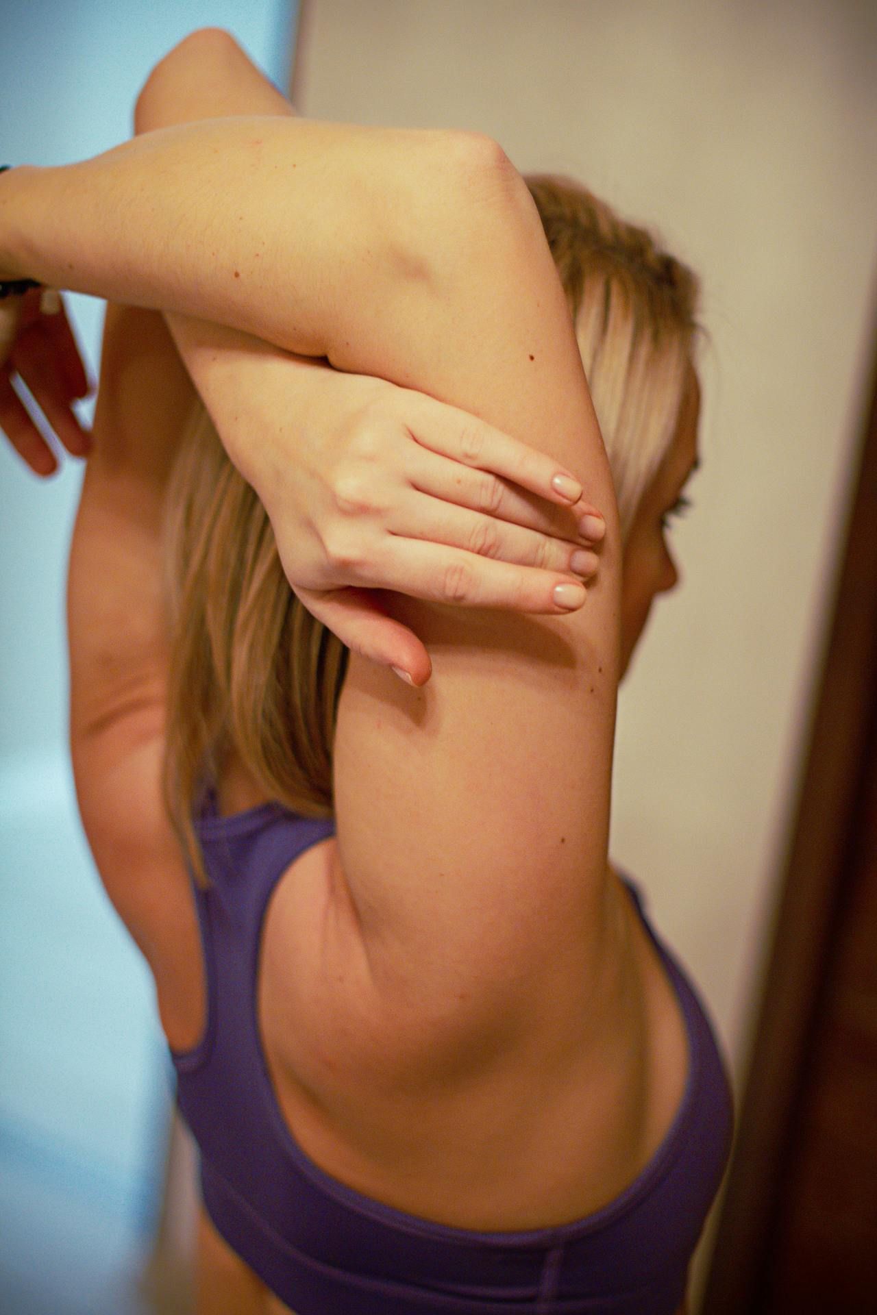 تمارين الترابيس تُزيل ترهلات الذراعين وتُحسن قوام جسمك.. إليكِ أفضلها لممارستها منزليًا