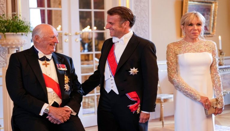 عاجل: بريجيت ماكرون تخطف الأنظار بإطلالة «عروس ملكية» من لويس فويتون في عشاء رسمي بالنرويج