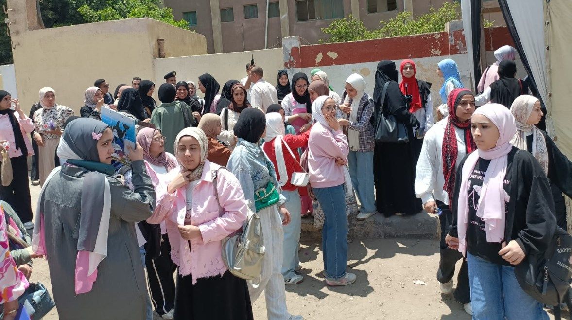 عاجل: طلاب الثانوية العامة يؤدون امتحاني الفيزياء والتاريخ غدا