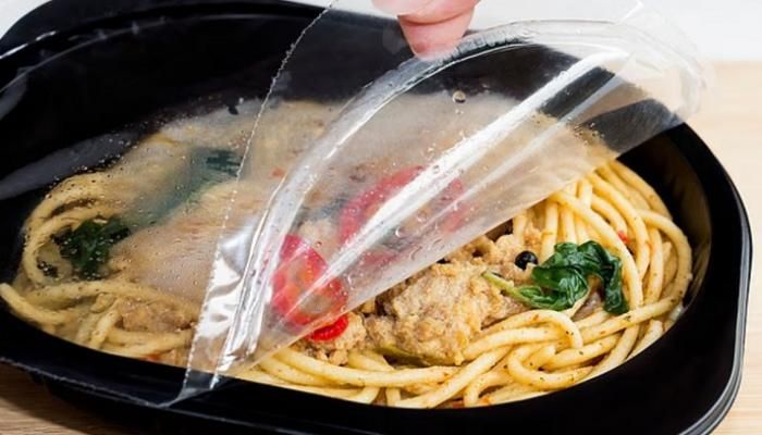 عاجل: تتسلل إلى قلبك ودماغك.. أدوات المطبخ تُطلق جزيئات بلاستيكية قاتلة