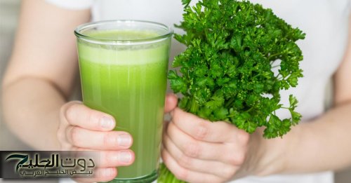 «لما تعرف فوايده مش هتبطل تشربه».. 7 أسباب ستجعلك تتناول كوب من عصير البقدونس يوميا على الريق