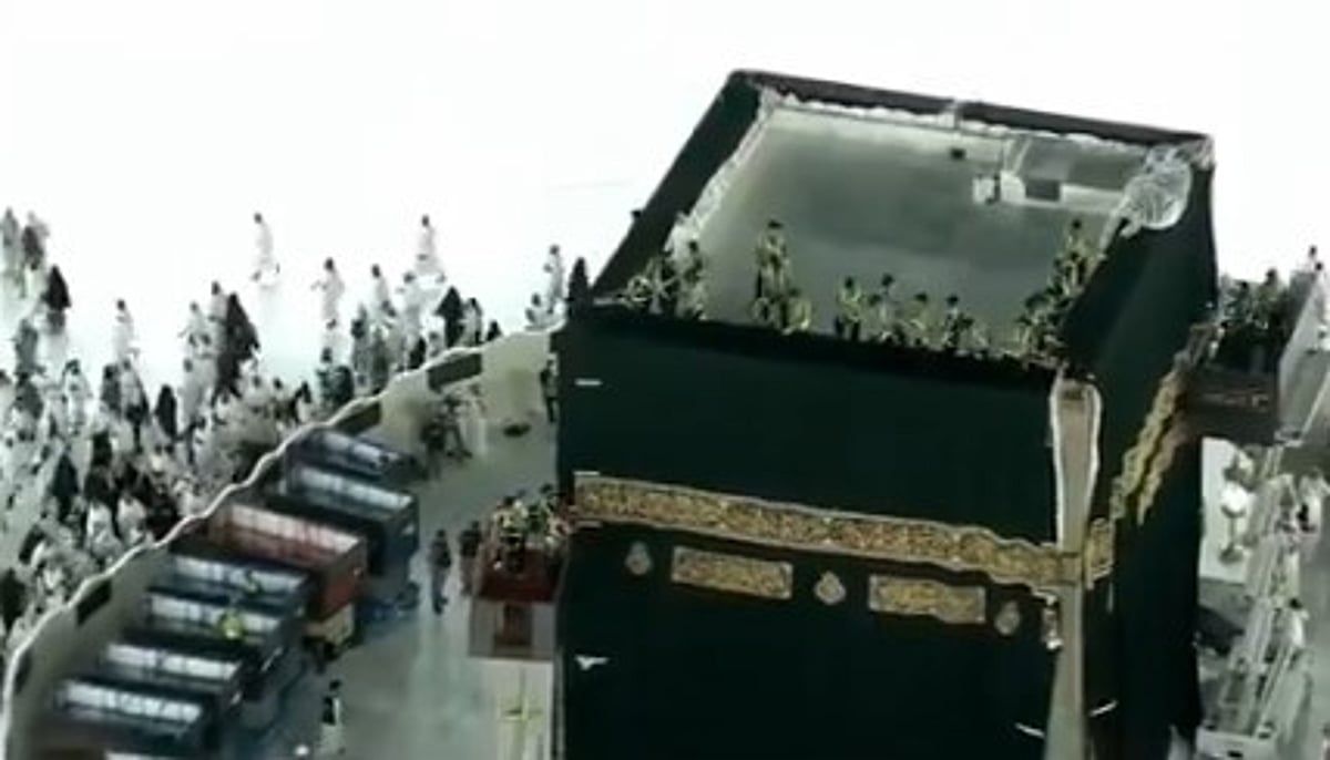 عاجل: مراسم تبديل كسوة الكعبة لحظة روحانية تعبر عن مكانة المملكة في خدمة الحرمين الشريفين