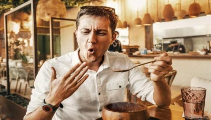 عاجل: قنبلة في المعدة.. تحذير طبي من الفلفل الحار