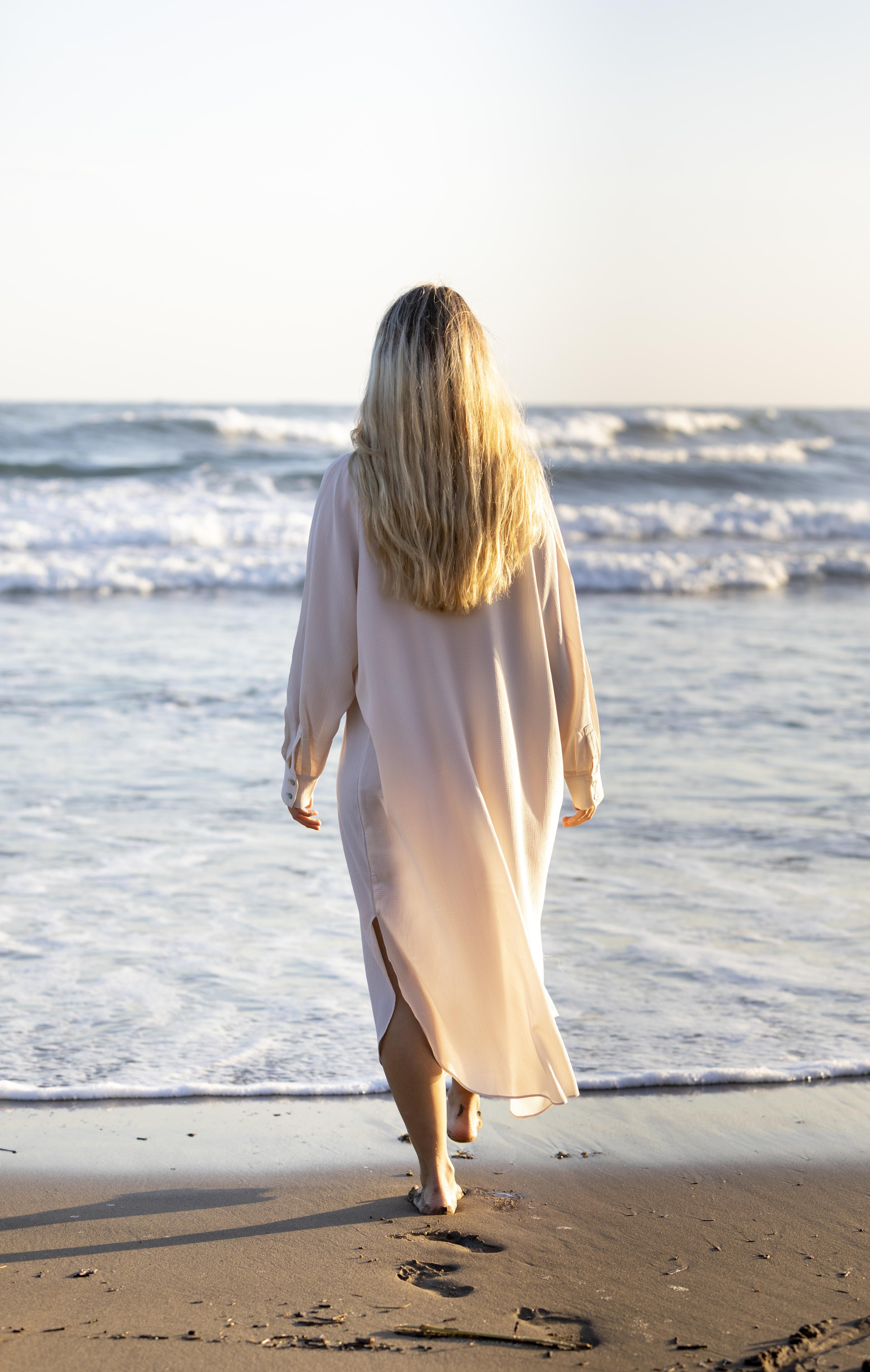 فوائد المشي على الرمل.. استجمي وخففي وزنك أيضًا!