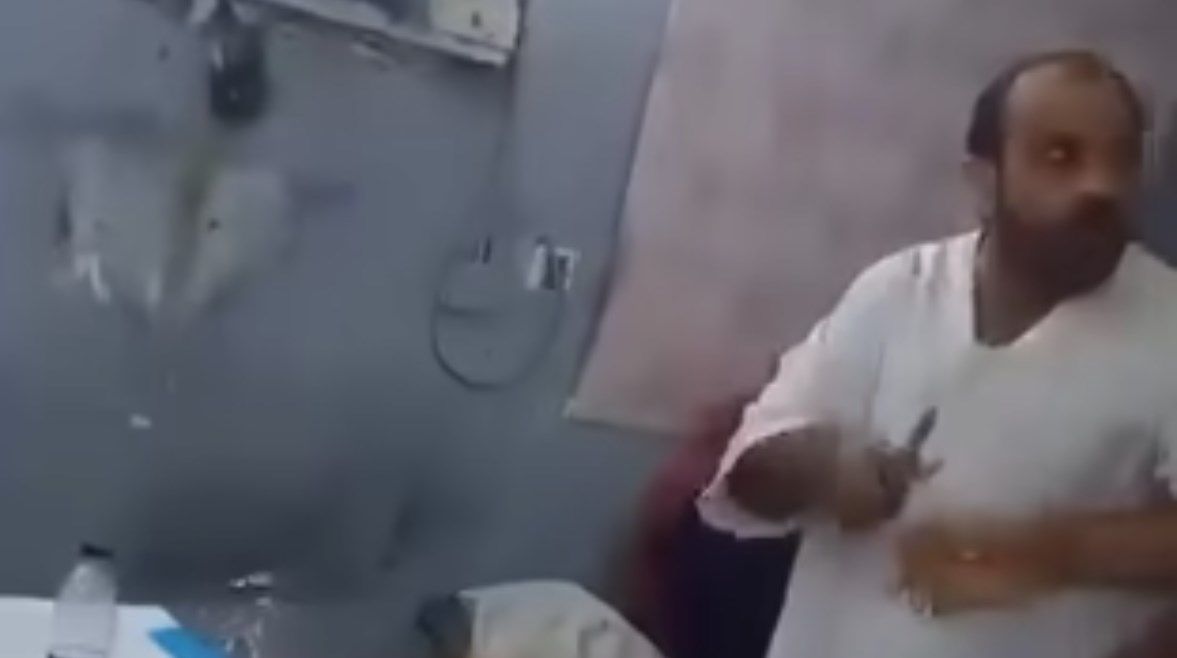 عاجل: أول تعليق من السفارة المصرية على فيديو الكفيل السعودي والمقص