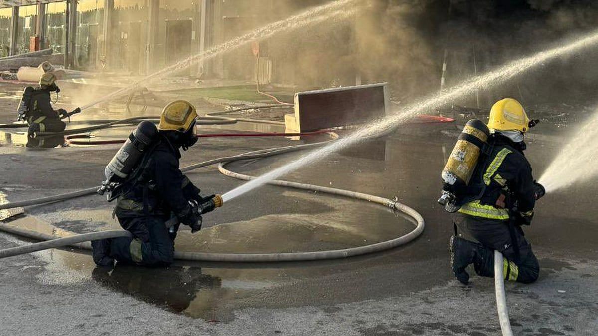 عاجل: حريق يلتهم محلين بـ«منفوحة الرياض» ويتلف مركبات.. و«المدني المدني» يسيطر في وقت قياسي