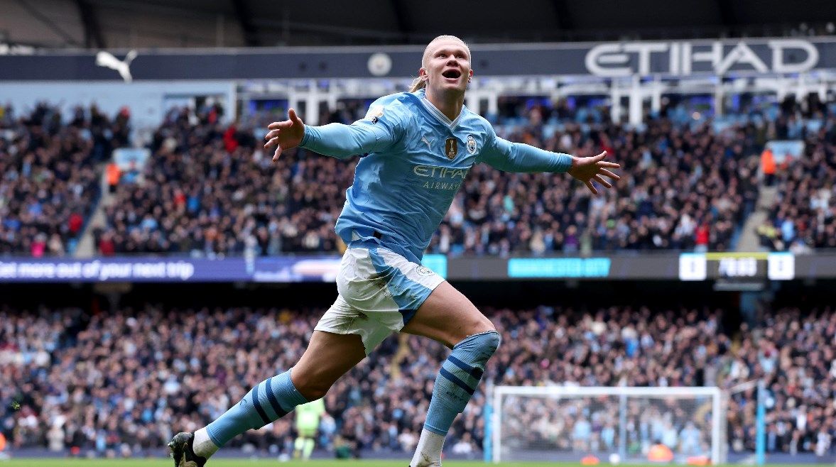 عاجل: قبل بلوغ 25 عامًا.. هالاند يسجل الهدف 300 ويزاحم مبابي