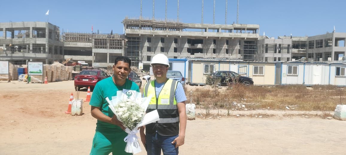 عاجل: مشجع يستقبل رئيس النادي المصري ببوكيه ورد خلال زيارته للموقع الجديد