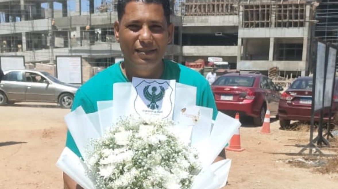 عاجل: مشجع يستقبل رئيس النادي المصري ببوكيه ورد خلال زيارته للموقع الجديد