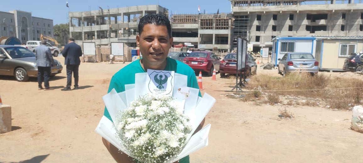 عاجل: مشجع يستقبل رئيس النادي المصري ببوكيه ورد خلال زيارته للموقع الجديد