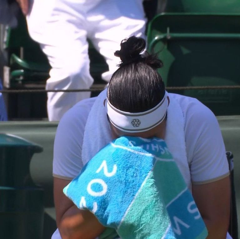 عاجل: انهمرت بالبكاء.. أنس جابر تنسحب من بطولة ويمبلدون (فيديو)