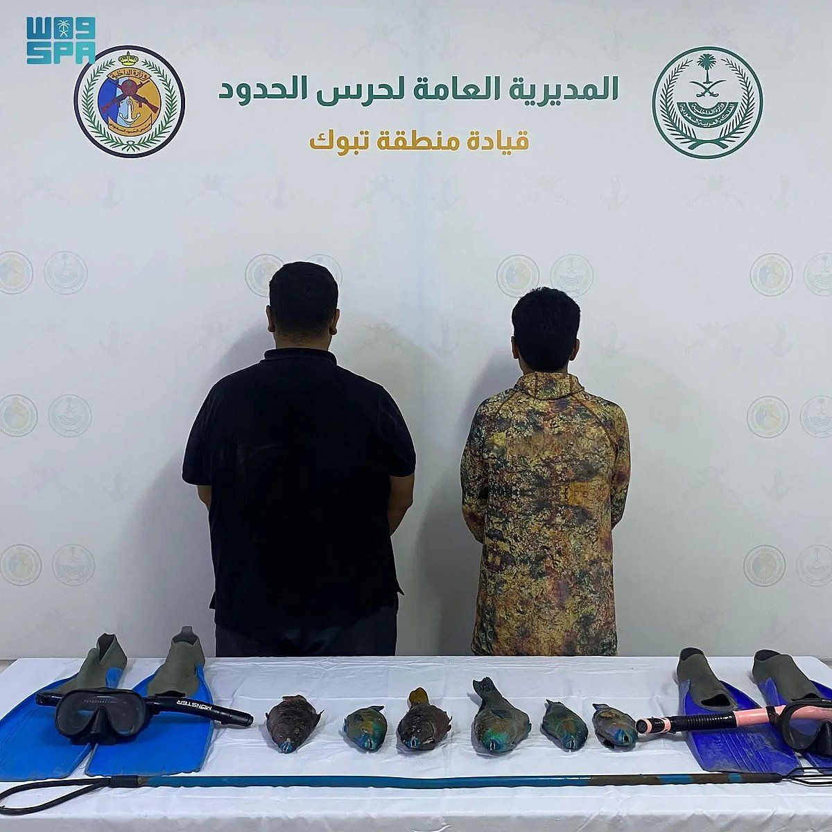 عاجل: حرس الحدود في تبوك يضبط مواطنين مخالفين للائحة الأمن والسلامة لمزاولي الأنشطة البحرية 