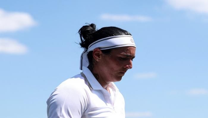 عاجل: انهمرت بالبكاء.. أنس جابر تنسحب من بطولة ويمبلدون (فيديو)