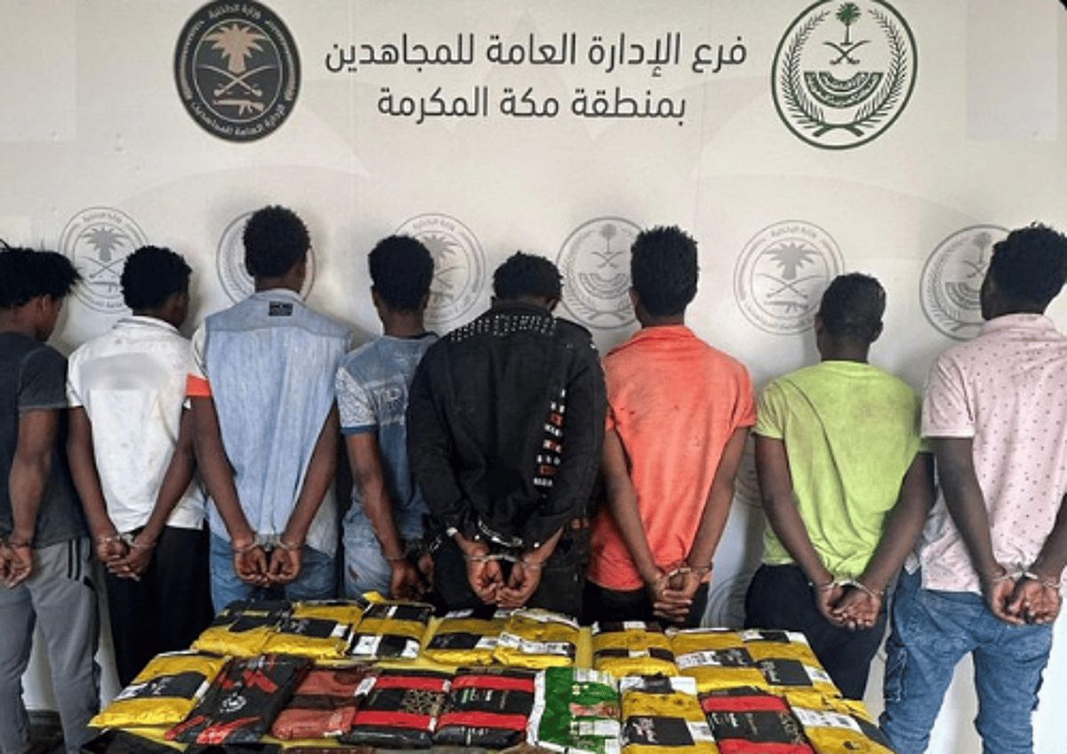 عاجل: القبض على 8 مخالفين لترويجهم 19 كيلوجرامًا من الحشيش في جدة