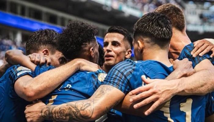 عاجل: انتصار الهلال على مانشستر سيتي.. فرحة جنونية وكنو يحمل الرئيس (فيديو)