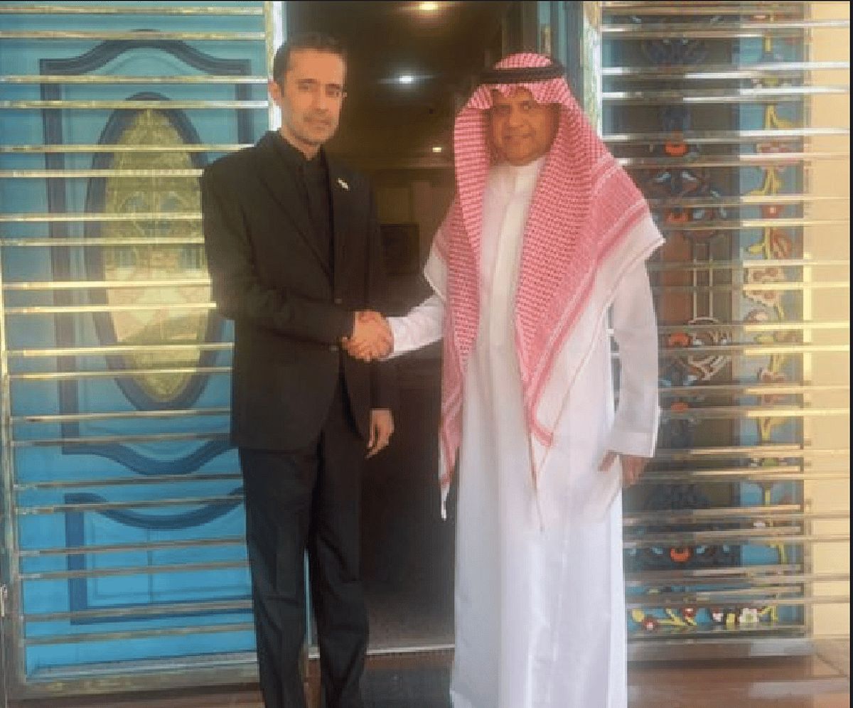 عاجل: سفير المملكة في بروناي يقدم واجب العزاء لسفير إيران في ضحايا الاعتداءات الإسرائيلية