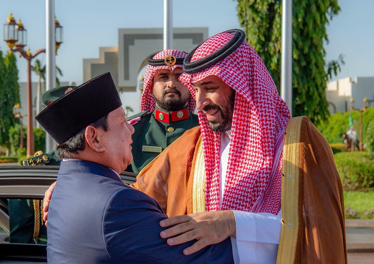 عاجل: ولي العهد يستقبل رئيس جمهورية إندونيسيا في قصر السلام بجدة