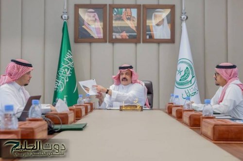 أمير حائل يقوم بمتابعة سير أعمال هيئة تطوير المنطقة والملفات المتعلقة بها