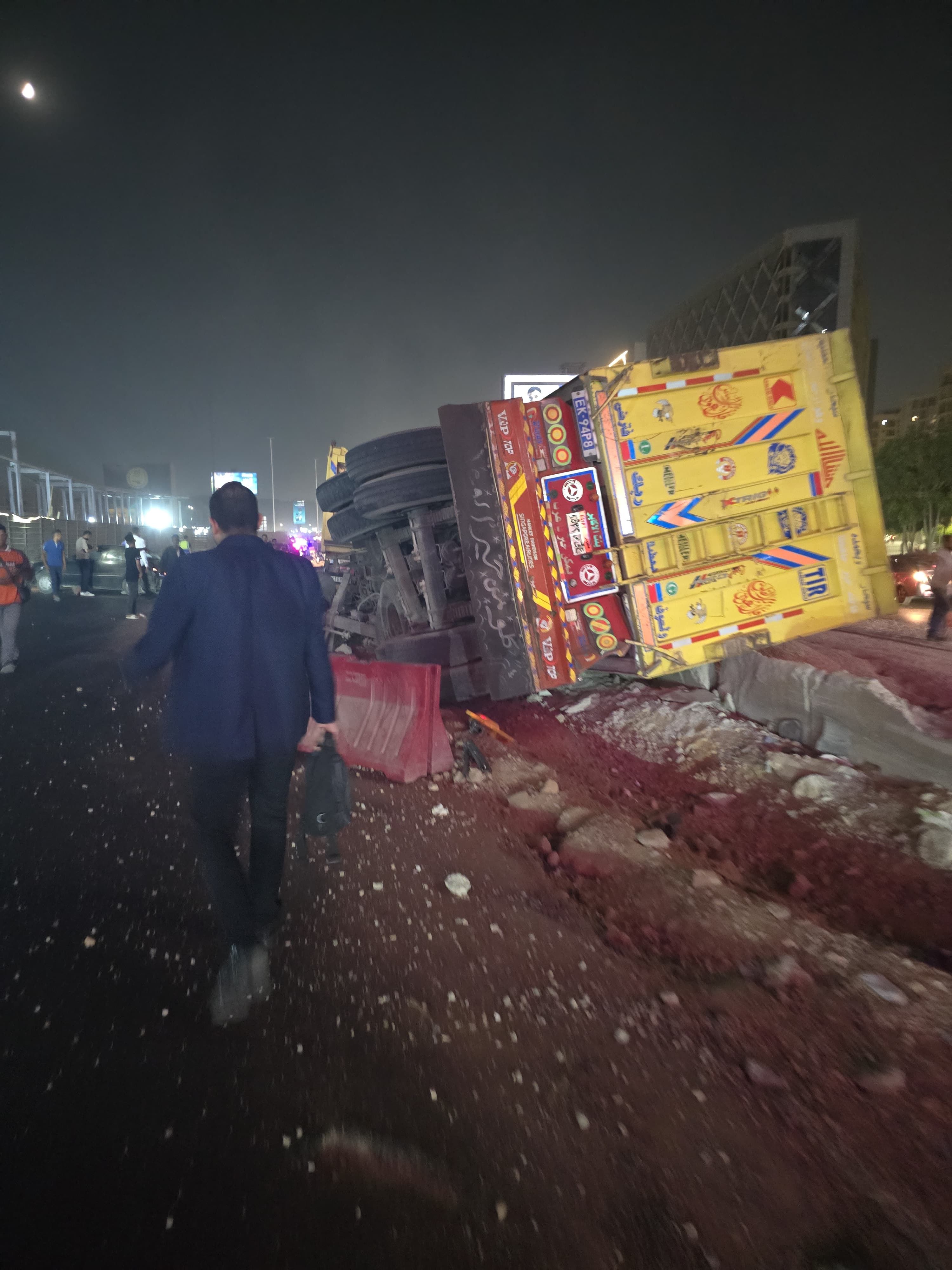 عاجل: اتفرج عيان يروي لحظة هروب سائق التريلا بعد حادث الدائري