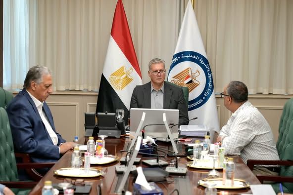 وزير البترول يتابع جهود البحث عن مفقودي البارج البحري..…