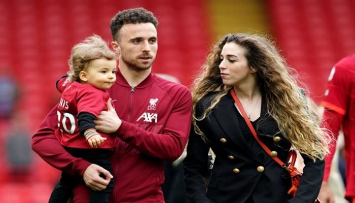 عاجل: انهيار زوجة جوتا خلال الاستعداد لجنازته (فيديو)