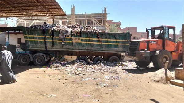 استجابة لـ "دوت الخليج"..محافظة الجيزة ترفع تراكمات المخلفات بمدخل مقابر مدينة الحوامدية