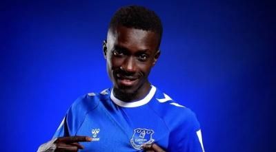 إيفرتون يعلن تمديد عقد إدريسا غاي