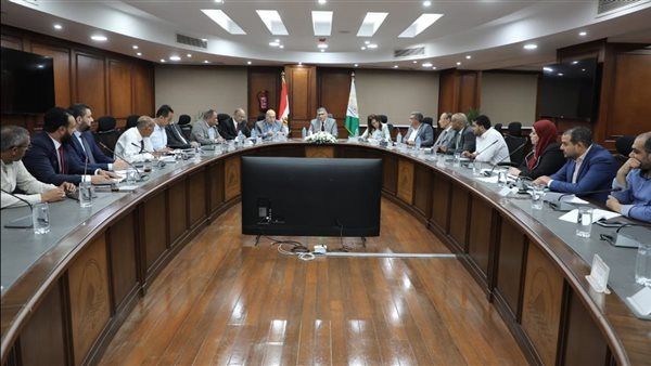 محافظ الجيزة يبحث مع "الكهرباء" متحصلات خدمة النظافة وآليات دعم وتمويل منظومة الجمع المنزلي للمخلفات دون أعباء إضافية على المواطنين