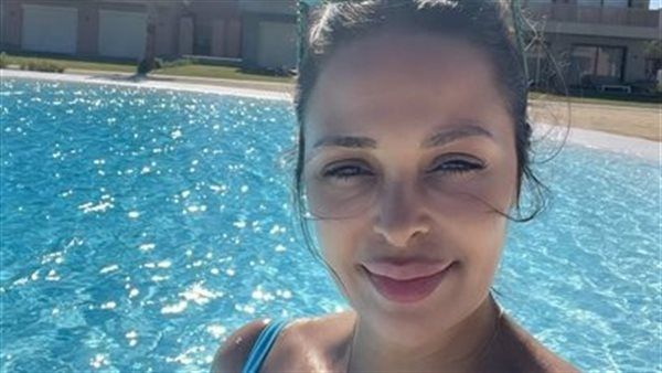 بالمايو والتاتو.. داليا البحيري تستمتع بالصيف