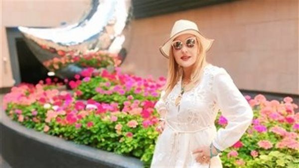 بفستان قصير وعربية فراري.. نادية الجندي تشعل مواقع التواصل الاجتماعي
