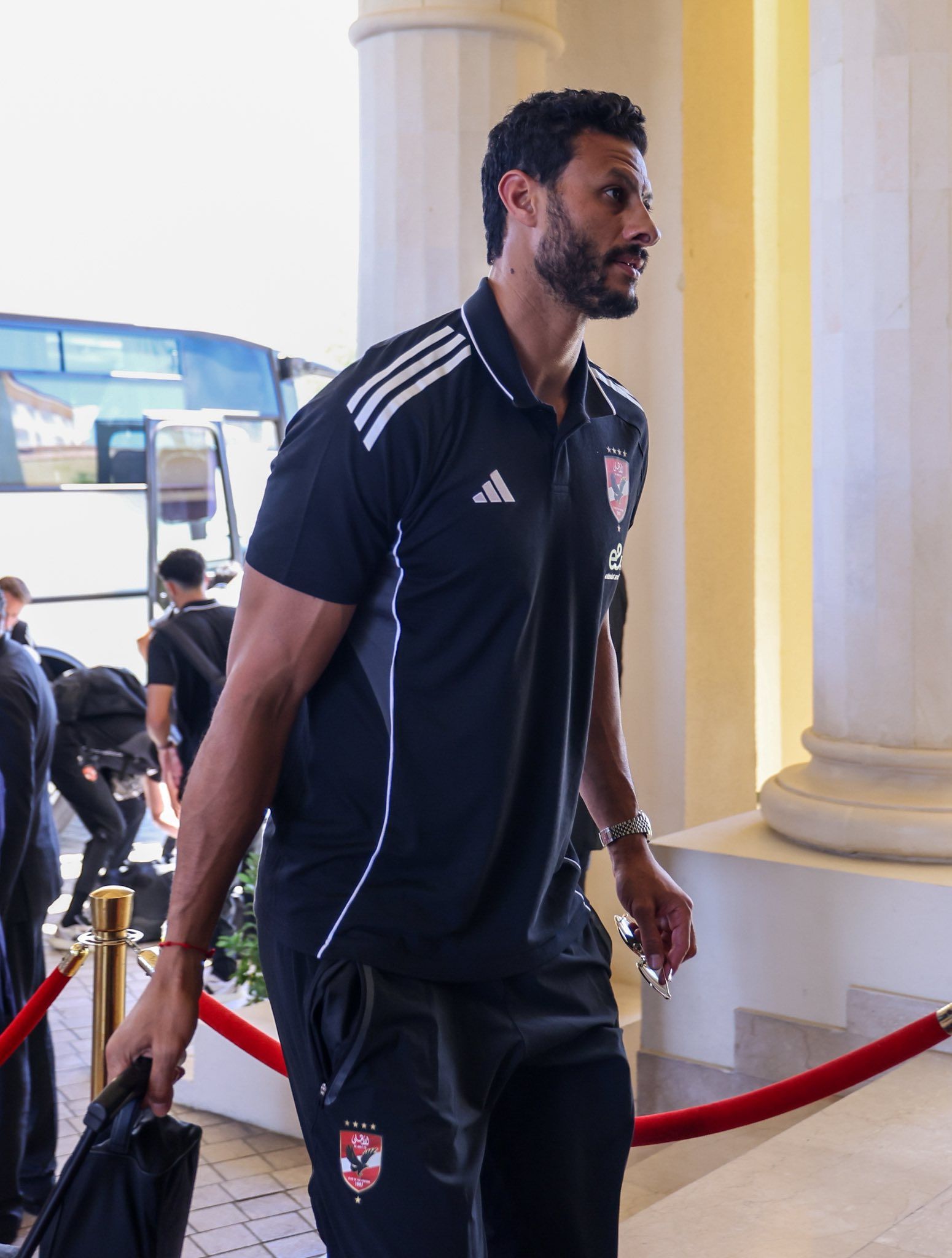 بعثة الأهلى تصل فندق الإقامة وشعبية بن رمضان تخطف الأنظار بتونس.. صور وفيديو