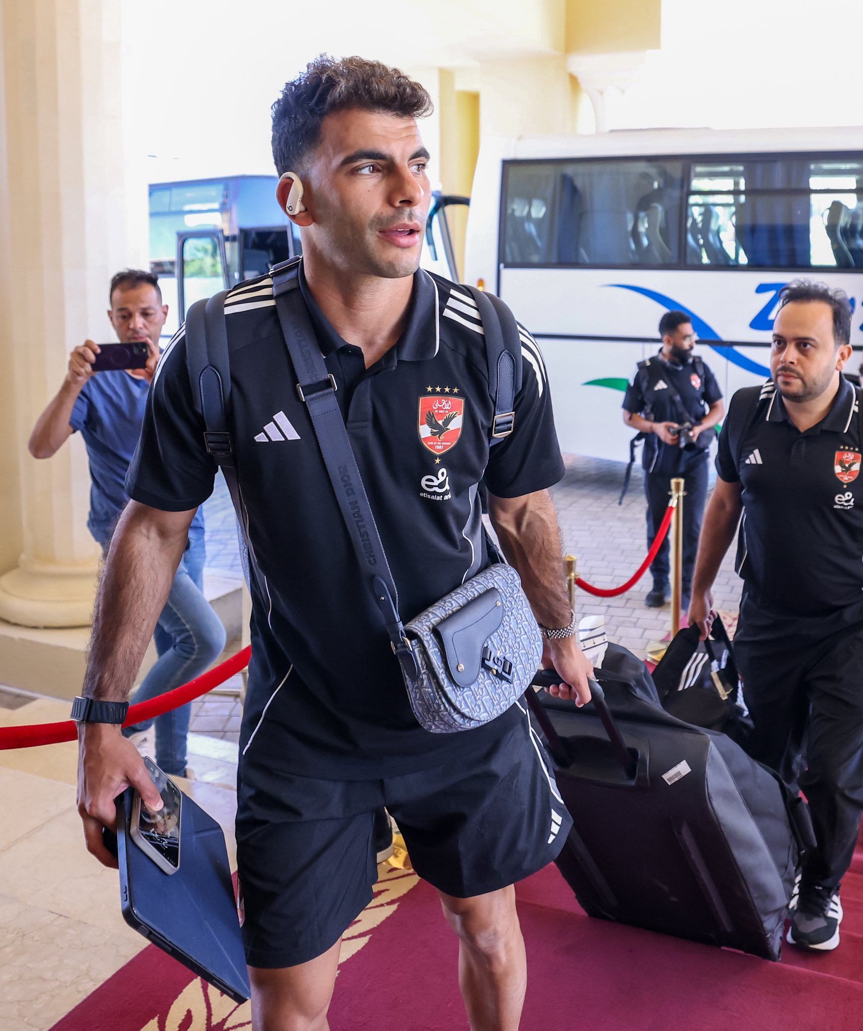 بعثة الأهلى تصل فندق الإقامة وشعبية بن رمضان تخطف الأنظار بتونس.. صور وفيديو