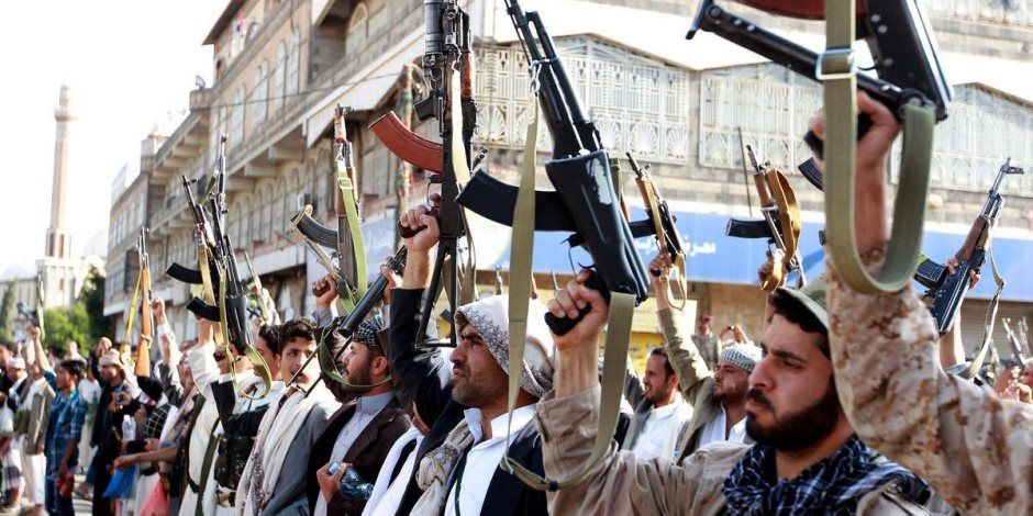 الحوثيون يحتجزون 10 أفراد من طاقم سفينة أغرقوها قبالة سواحل اليمن كانت متجهة لميناء إيلات