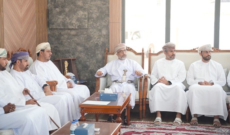 محافظ جنوب الشرقية يلتقي برؤساء أندية المحافظة