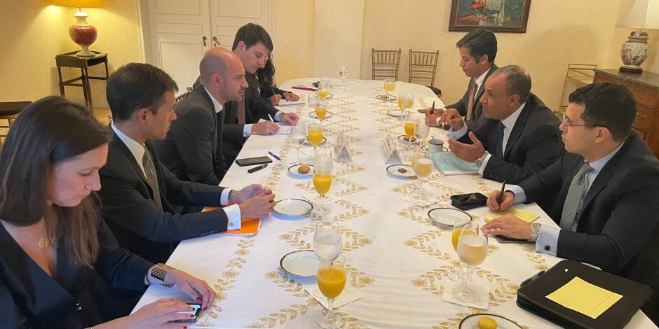 وزير الخارجية يلتقي مع نظيره الفرنسي لبحث تعزيز العلاقات بين البلدين وتطورات القضية الفلسطينية