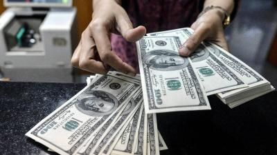 الدولار يتذبذب قرب أعلى مستوى
