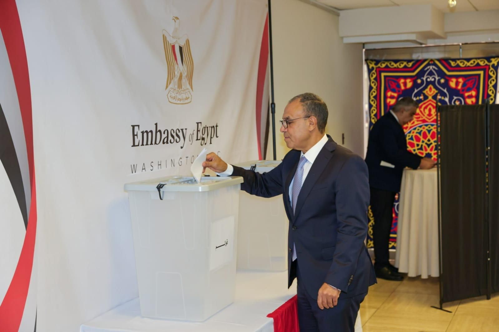 وزير الخارجية أول من يدلى بصوته فى انتخابات الشيوخ من مقر السفارة المصرية بواشنطن "صور"
