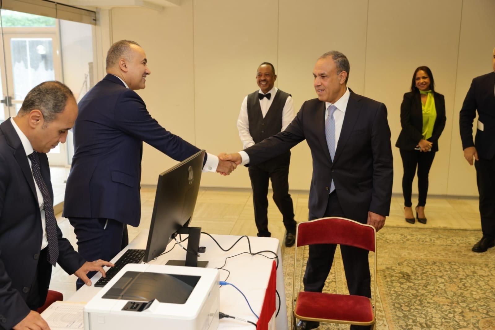 وزير الخارجية أول من يدلى بصوته فى انتخابات الشيوخ من مقر السفارة المصرية بواشنطن "صور"