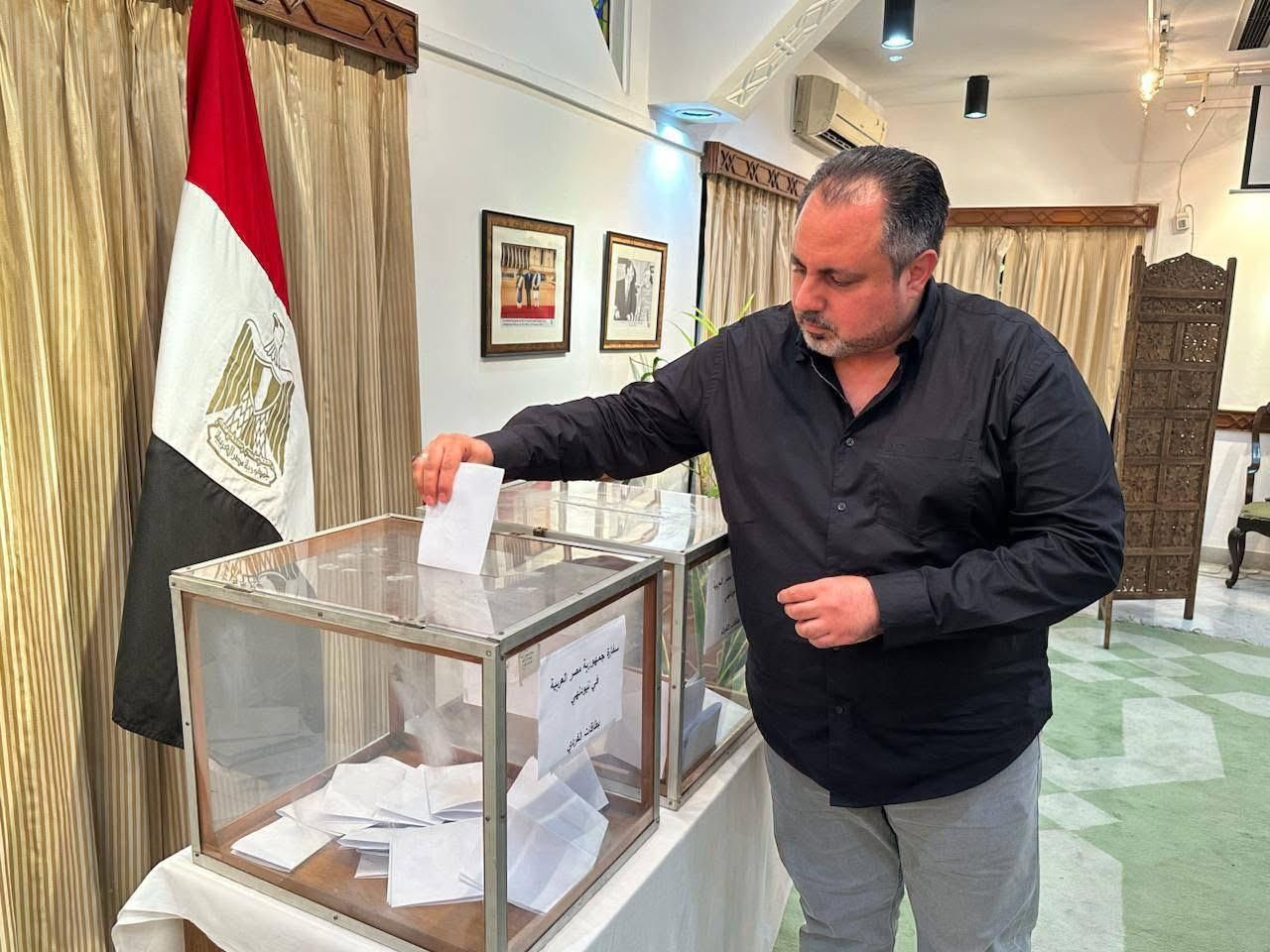 المصريون فى الهند يدلون بأصواتهم فى انتخابات مجلس الشيوخ.. صور