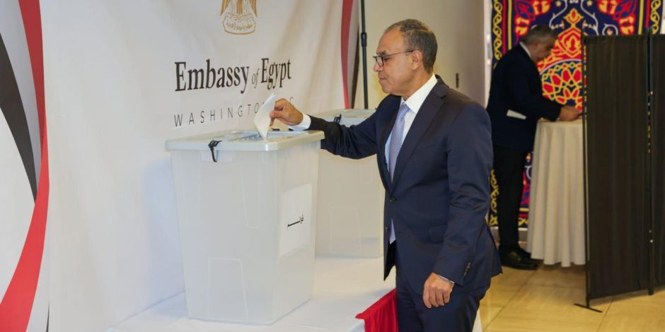 وزير الخارجية أول من يدلى بصوته فى انتخابات الشيوخ من مقر السفارة المصرية بواشنطن "صور"