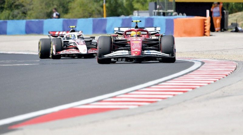 فـي جائزة المجر: هامليتون الغاضب من نفسه يرى أن على فيراري «تغيير السائق»