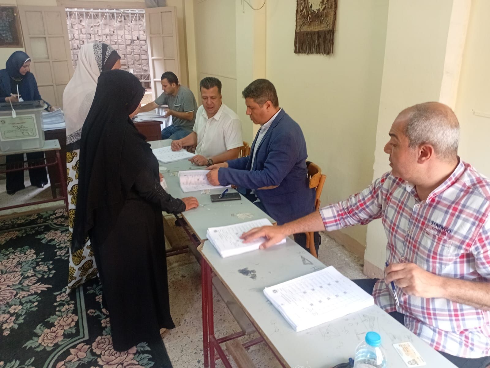 مشاركة كبار السن والسيدات بانتخابات الشيوخ فى مدرسة الشهيد امتياز كامل بالعباسية